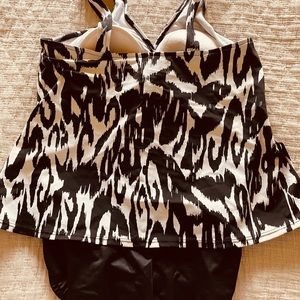 Miraclesuit - Black and White - Size 14